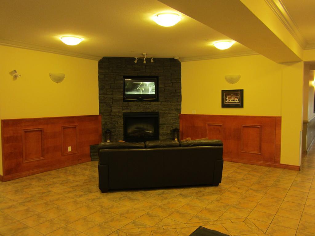 Trend Mountain Hotel & Conference Centre Tumbler Ridge Exteriör bild