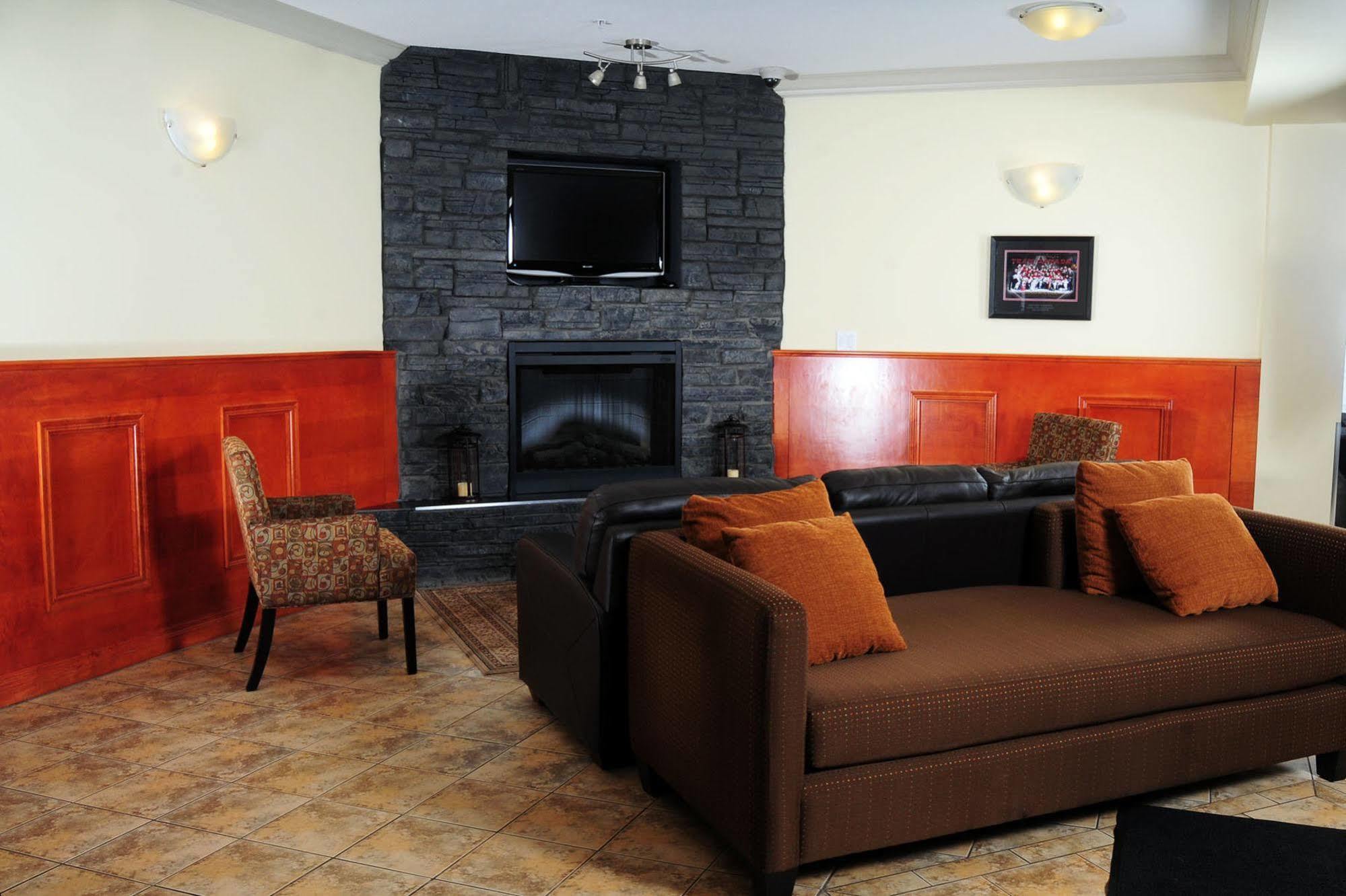 Trend Mountain Hotel & Conference Centre Tumbler Ridge Exteriör bild