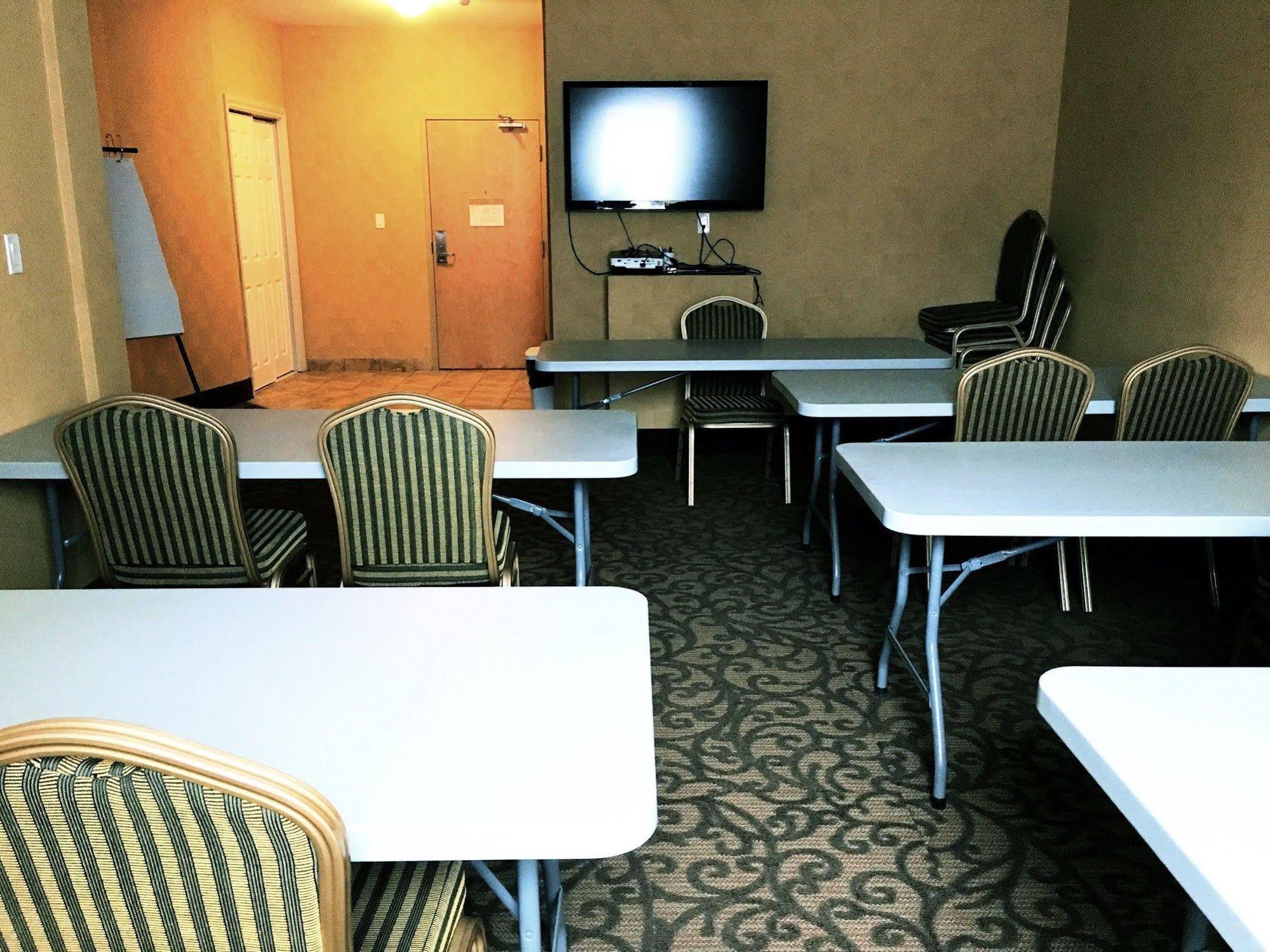Trend Mountain Hotel & Conference Centre Tumbler Ridge Exteriör bild